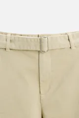 Pantalón color arena de corte recto, con cinturón de tela ajustable, bolsillos laterales y traseros de ojal.