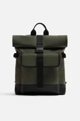 Mochila verde militar con acabado engomado y base de cuero sintético negra. Tiene compartimento principal con cierre de solapa con cremallera y hebilla de liberación rápida, bolsillo interior con cremallera, compartimento para dispositivos electrónicos de hasta 13 pulgadas, bolsillo frontal con cierre imantado, asa de mano, asas de hombro ajustables y parte posterior acolchada.
