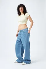 Pantalón de jean celeste de tiro bajo y corte ancho.