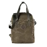 Bolso matero verde con estampado de camuflaje. Tiene doble asa de mano, correa bandolera regulable y múltiples bolsillos con cierre.