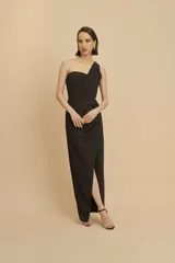 Vestido largo de fiesta negro, con un solo hombro y tajo en la pierna.