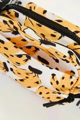 Bolso bandolera pequeño de poliéster con estampado de bananas, cierre superior con cremallera y correa de hombro ajustable con logo de la marca.