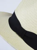 Sombrero de paja color beige con cinta negra.