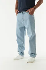 Pantalón jean negro de corte amplio y tiro medio.