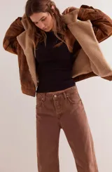 Musculosa negra de algodón con cuello redondo y sisas anchas.