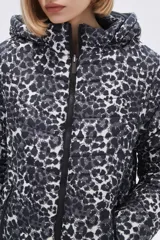 Campera puffer con capucha y estampado animal print en tonos grises y negros.