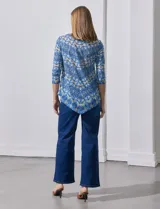 Blusa estampada marca Ruby Rd, con cuello a la base y aplique de brillos. Terminación de ruedo en pico.
