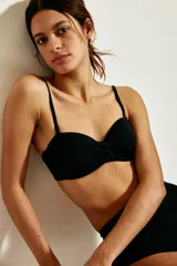 Top de bikini balconette negro con aros y breteles ajustables extraíbles. Modelo con copas acolchadas que realzan y moldean el busto, y cierre de metal en la espalda. Forrado.