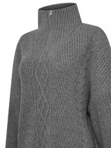 Sweater gris de tejido de punto con cuello alto con medio cierre y diseño de trenzas en el frente.