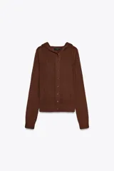 Chaqueta marrón de punto calado con capucha y manga larga. Cierre frontal con botones.