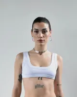 Top deportivo negro con escote redondo y breteles anchos.