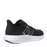 Championes New Balance 411 V3 negros con detalles plateados y suela blanca.