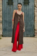 Túnica larga plisada color chocolate con tirantes finos y lazos ajustables en el frente.