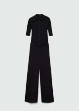 Mono largo negro de tejido de punto con cuello polo, cierre de botones frontal, mangas cortas, trabillas y bolsillos laterales.