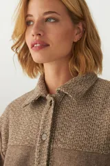 Campera corta de corte jeanero, color marrón con detalles en beige. Confeccionada en lana fina sin teñir, con botones de metal con logo Don Baez.