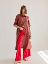 Vestido camisero color ladrillo, largo hasta los tobillos, con cuello camisero, mangas 3/4 con trabilla y cierre frontal con botones.