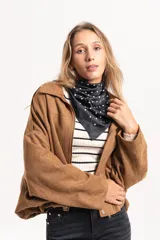 Pañuelo cuadrado de seda negro con estampado de lunares blancos.