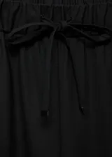 Pantalón negro de tejido fluido con caña ancha, diseño drapeado, goma elástica en la cintura y corte recto.