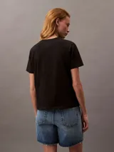 Remera negra de algodón con cuello redondo y logo de Calvin Klein estampado en el pecho.