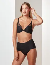 Panty color piel, de tiro alto y corte clásico. Confeccionada en lycra con microtul elastizado en la parte delantera interna.