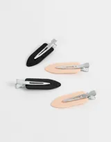 Set de cuatro hebillas para el pelo tipo piquitos, dos color piel y dos color negro, con gancho plateado.