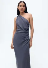 Vestido midi de lyocell color gris, con escote asimétrico de un solo hombro y detalle fruncido en la cadera.