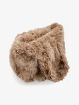 Bolso marrón de piel sintética con textura de pelo.