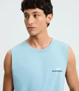 Musculosa masculina color celeste, de corte comfort, cuello redondo y sin mangas. Presenta un estampado localizado de palmera en el pecho.