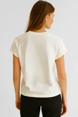 Remera azul marino de manga corta con cuello redondo y estampado frontal con motivos marinos y la frase 'Bonjour la Mer'.