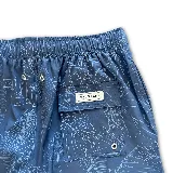 Short de baño negro con estampado de hojas de palmera en blanco. Tiene elástico en la cintura, cordón ajustable, tres bolsillos y mesh interior hipoalergénico.