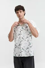 Camisa de manga corta con cuello pijama y estampado abstracto en tonos celeste, beige y blanco.