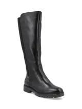 Bota de cuero marrón con elásticos laterales, caña alta y suela track.