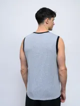 Musculosa gris con cuello y sisas ribeteadas en rojo. Logo de Umbro bordado en el pecho.