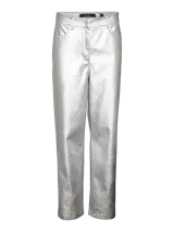 Pantalón plateado de tiro alto y corte recto, con acabado metalizado. Marca Vero Moda.