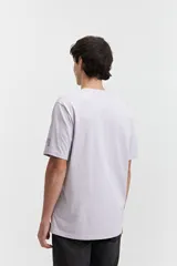 Remera lila de manga corta con cuello redondo y estampado de mapa topográfico en el frente.