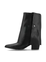 Bota de cuero negro con caña alta y polaina incorporada, taco cuadrado y punta fina. Diseño sofisticado con sutil brillo. Diseñada en Uruguay, fabricada en Brasil.