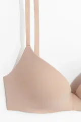 Soutien super push-up color piel en microfibra suave con breteles ajustables y copas con relleno que realzan el busto y el escote. Cierre de corchetes en la espalda. Con aros.