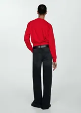 Sweater rojo de algodón con cuello redondo y mangas largas.