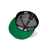 Gorro New Era 59FIFTY negro con logo bordado de los New York Yankees en blanco al frente y parche conmemorativo del All Star Game de 1977 en el lateral.