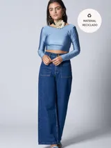 Top corto celeste de lycra, con escote redondo y mangas largas.