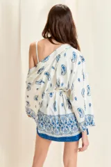Kimono corto blanco con estampado de cachemir azul y ribete azul.