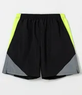 Bermuda deportiva negra con cintura elástica ajustable, recortes en gris en los laterales y vivos en amarillo flúor.