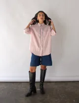 Short bermuda de jean azul oscuro, wide leg y tiro alto, confeccionado con algodón 100% reciclado.