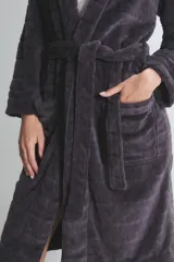 Bata larga de poliéster color gris oscuro con textura acolchada en forma de rombos, cuello tipo chal, bolsillos laterales y cinturón.