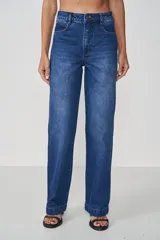 Pantalón de mezclilla azul de corte recto con tiro alto y ajuste relajado.