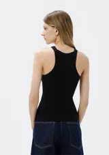 Musculosa marrón con cuello halter y bordado pequeño en el pecho.