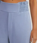 Pantalón clochard celeste de algodón y poliéster, con cintura elástica ancha.