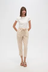 Pantalón color beige de algodón, corte recto y tiro medio, con lazo en la cintura.