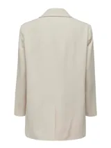 Blazer color beige claro, de corte recto, con cuello de solapa, cierre frontal con un botón y bolsillos laterales con solapa.