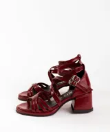 Sandalias de cuero color borgoña con múltiples tiras finas, taco cuadrado y pulsera al tobillo con hebilla metálica.